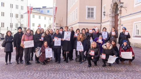 Protestaktion: Nicht bei Frauenhäusern sparen! Nach wie vor ist jede 5. Frau in Österreich von Gewalt betroffen.